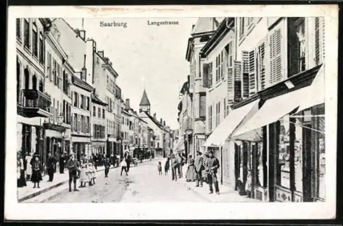 AK Saarburg, Langestrasse mit Anwohnern und Geschäften