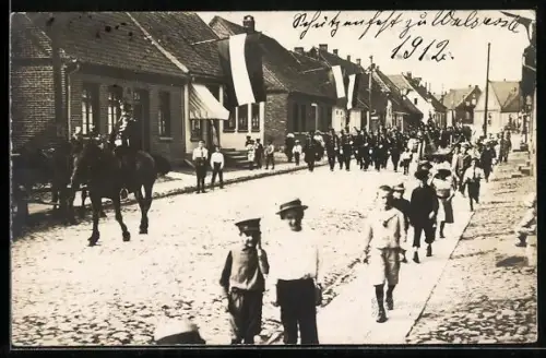 Foto-AK Walsrode, Schützenfest 1912, Umzug in der Moorstrasse