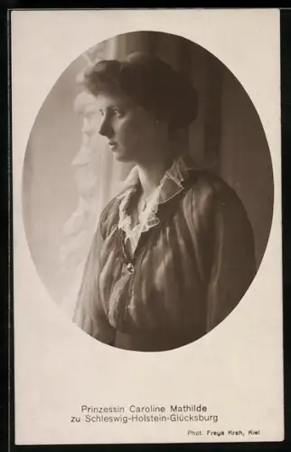 AK Prinzessin Caroline Mathilde zu Schleswig-Holstein-Glücksburg aus einem Fenster blickend