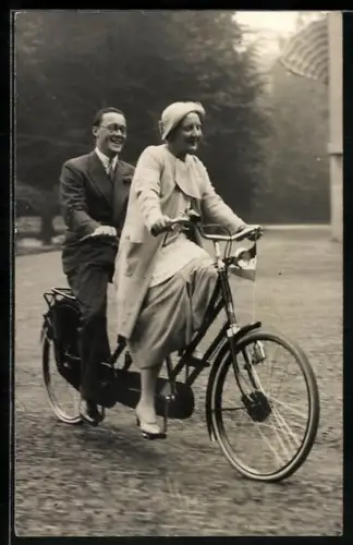 AK H.K.H. Prinzessin Juliana und Prinz Bernhard von den Niederlanden auf einem Fahrrad