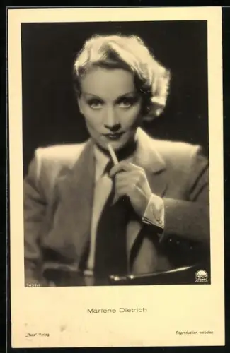 AK Schauspielerin Marlene Dietrich im Anzug mit Zigarette