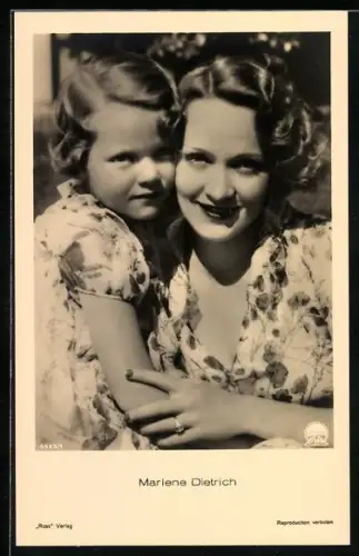 AK Schauspielerin Marlene Dietrich mit einem Mädchen