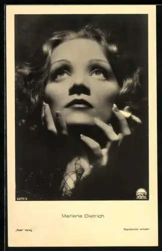 AK Schauspielerin Marlene Dietrich mit Zigarette und erhobenem Blick