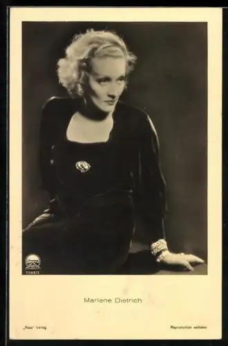 AK Schauspielerin Marlene Dietrich im Kleid