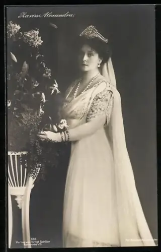 AK Zarin Alexandra Feodorowna von Russland neben Orchideen