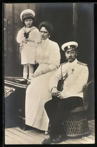 AK Nikolaus II von Russland mit Frau und Kind