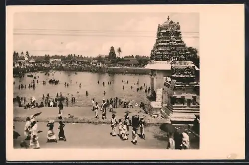 AK Kumbakonam, Der Heilige Teich mit darin badenden Menschen