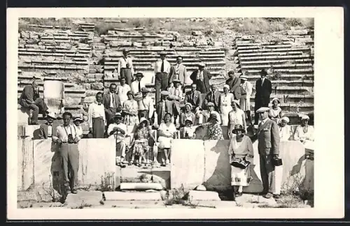 Foto-AK Athen, Gruppenfoto beim Dionysos Theater 1931