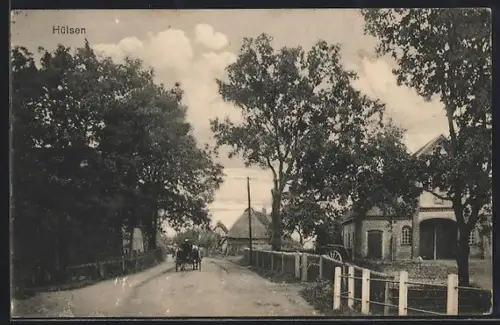 AK Hülsen, Strasse mit reetgedeckten Häusern und Pferdewagen