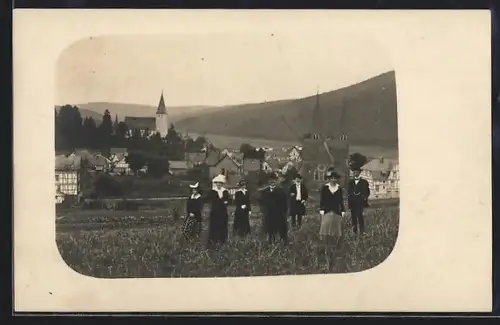 Foto-AK Netphen, Ortsansicht mit Kirche und Personen im Vordergrund