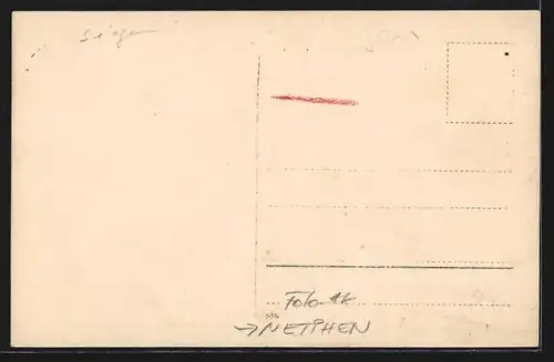 Foto-AK Netphen, Ortsansicht mit Kirche und Personen im Vordergrund