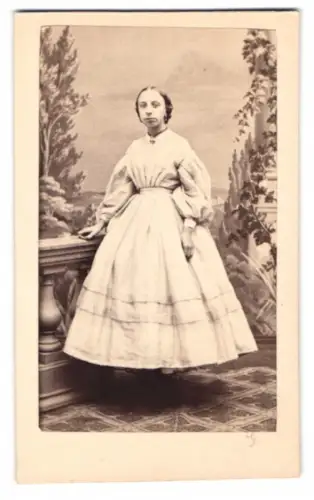 Fotografie Photog. Verein, Berlin, Portrait junges Mädchen Anna Rauff posiert vor einer Studiokulisse