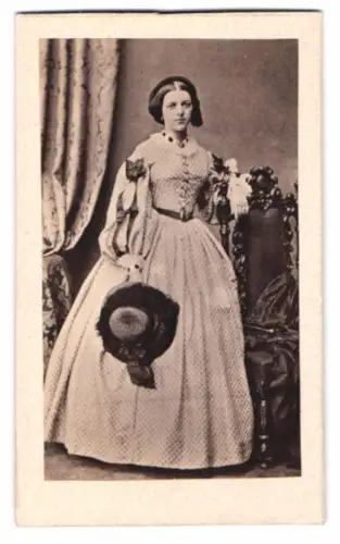 Fotografie Portrait junge Dame Adelheit Hamann im gemusterten Kleid mit Hut, 1861