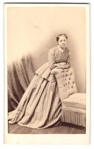 Fotografie Photog. Institut, Berlin, Portrait junge Frau Adolfine Krüger im gestreiften Kleid