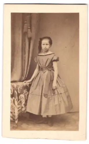 Fotografie Portrait hübsches junges Mädchen Anna Schwendy im gestreiften Kleid