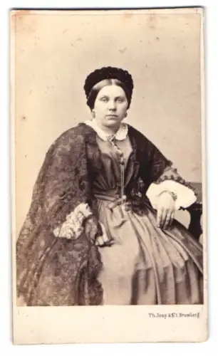 Fotografie Th. Joop & Co., Bromberg, junge Frau im Kleid mit Überwurf