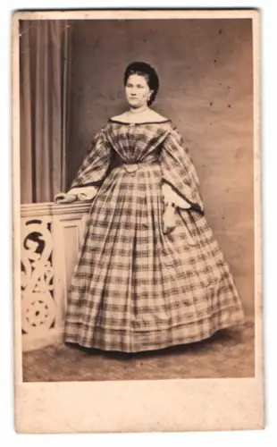 Fotografie Portrait junge Frau im karierten Schulterfreien Kleid