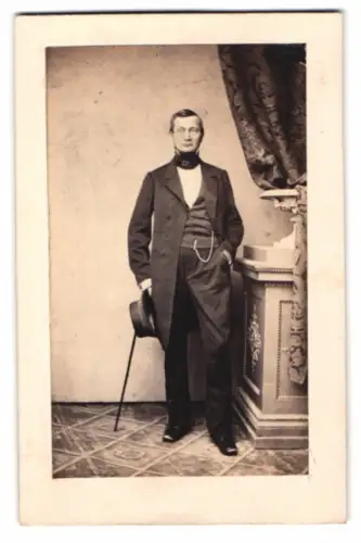 Fotografie C. Pohlmann, Magdeburg, Herr Fritz Voigt im Anzug mit Flanierstock