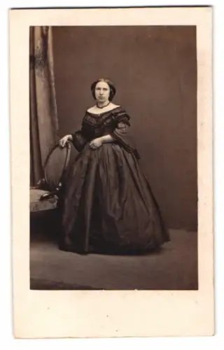 Fotografie G. Völkerling, Dessau, junge Frau Grünberg aus Dessau im dunklen Kleid