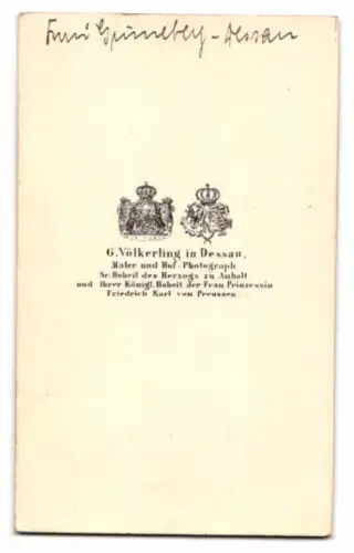 Fotografie G. Völkerling, Dessau, junge Frau Grünberg aus Dessau im dunklen Kleid