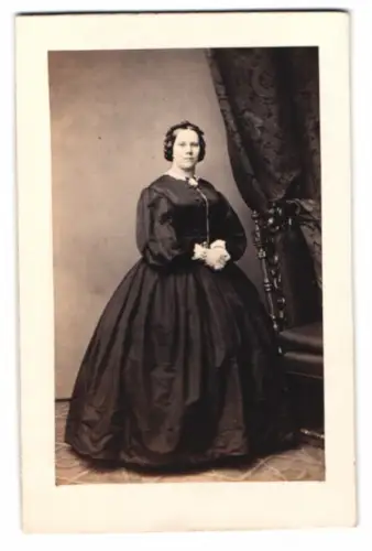 Fotografie C. Pohlmann, Magdeburg, junge Frau posiert im dunklen Kleid