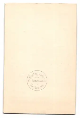 Fotografie C. Pohlmann, Magdeburg, junge Frau posiert im dunklen Kleid