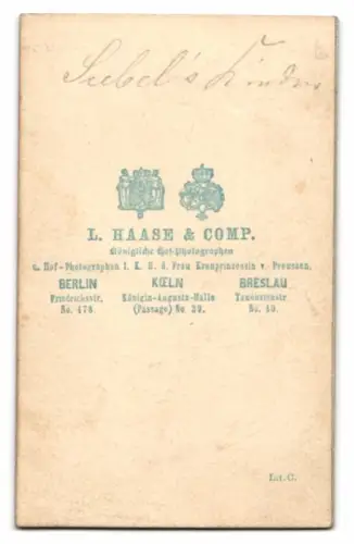 Fotografie L. Haase & Co., Berlin, zwei niedliche junge Mädchen posieren an einem Geländer vor einer Studiokulisse