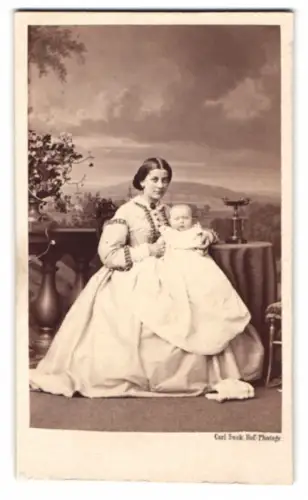 Fotografie Carl Suck, Berlin, Frau Marie Bernoully verheiratete Hellriegel mit Tochter Marie Hellriegel auf dem Schoss