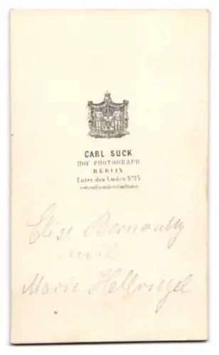 Fotografie Carl Suck, Berlin, Frau Marie Bernoully verheiratete Hellriegel mit Tochter Marie Hellriegel auf dem Schoss