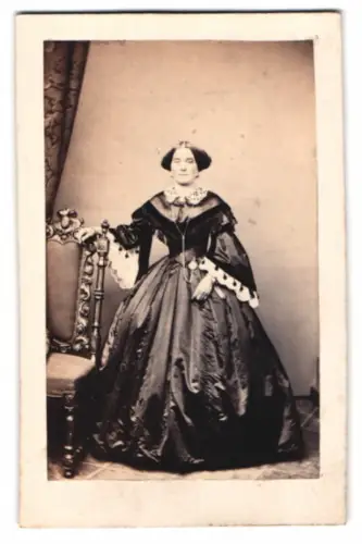 Fotografie C. Pohlmann, Magdeburg, Portrait Frau Ida Voigt geb. Grünberg aus Magdeburg im tailierten Kleid