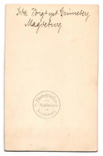 Fotografie C. Pohlmann, Magdeburg, Portrait Frau Ida Voigt geb. Grünberg aus Magdeburg im tailierten Kleid