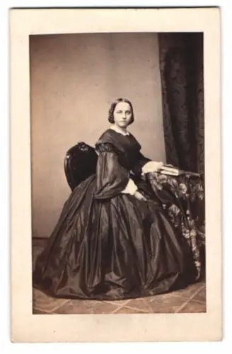Fotografie C. Pohlmann, Magdeburg, Portrait junge Frau Karoline Grünberg geb. Claar im dunklen Kleid