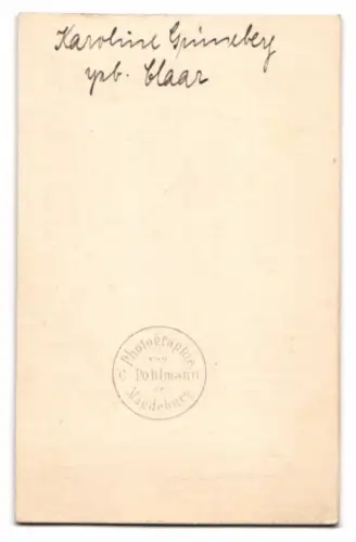 Fotografie C. Pohlmann, Magdeburg, Portrait junge Frau Karoline Grünberg geb. Claar im dunklen Kleid