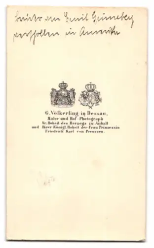 Fotografie G. Völkerling, Dessau, junger Mann im Frack mit Zylinder auf dem Tisch, Mann in Amerika verschollen