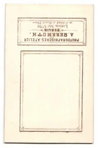 Fotografie A. Herrmuth, Berlin, Mutter im schwarzen Kleid mit ihrem Kind auf dem Schoss