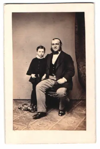 Fotografie C. Pohlmann, Magdeburg, Vater im Anzug mit seinem Sohn an der Seite
