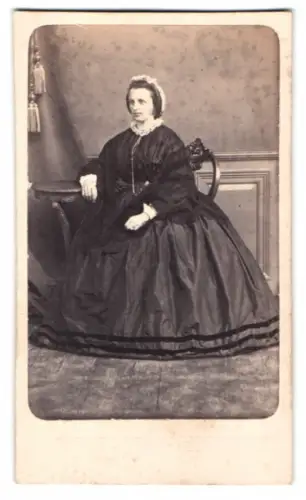 Fotografie E. Herold & Riemann, Breslau, junge Dame im dunklen Reifrock Kleid mit Haube