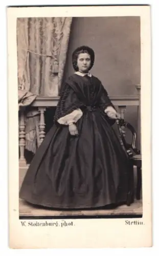 Fotografie W. Stoltenburg, Stettin, junge Frau Emilie Löwensdorff im dunklen Kleid, 1863