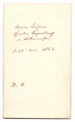 Fotografie W. Stoltenburg, Stettin, junge Frau Emilie Löwensdorff im dunklen Kleid, 1863