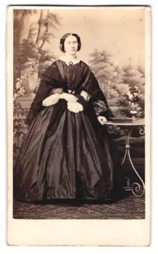 Fotografie Photog. Gesellschaft, Berlin, junge Frau im dunklen Kleid posiert vor einer Studiokulisse