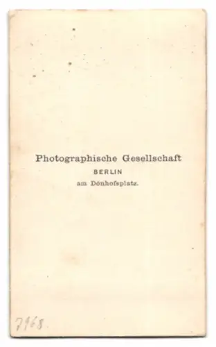 Fotografie Photog. Gesellschaft, Berlin, junge Frau im dunklen Kleid posiert vor einer Studiokulisse