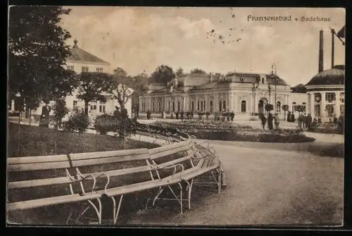 AK Franzensbad, Strassenpartie mit Badehaus