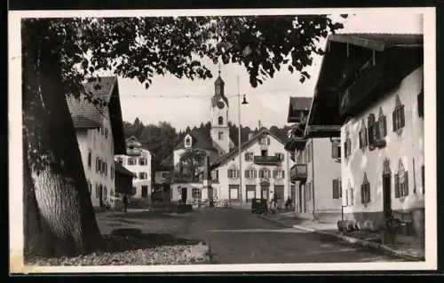 AK Bad Kohlgrub, Strassenpartie mit Blick zur Kirche