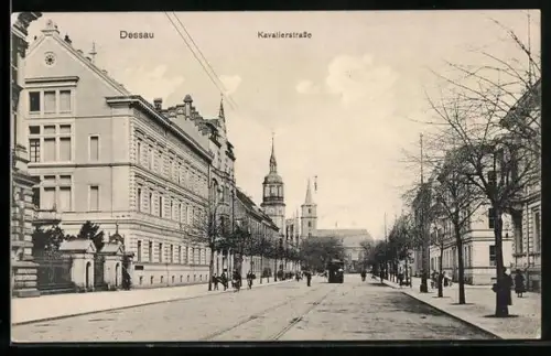 AK Dessau, Kavaliersstrasse mit Strassenbahn