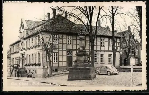 AK Elze /Han., Rathaus mit Kriegerdenkmal, VW Käfer