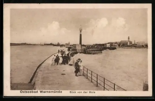 AK Warnemünde, Ostseebad, Blick von der Mole mit Leuchtturm
