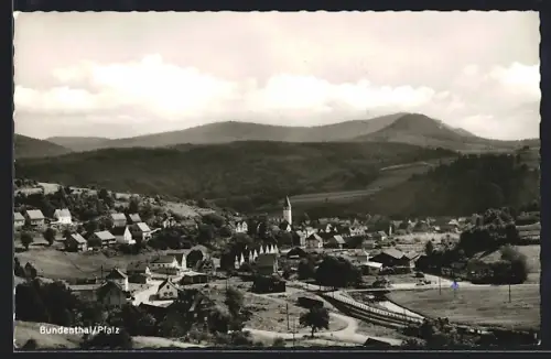 AK Bundenthal /Pfalz, Ortsansicht mit Kirche und umliegenden Bergen