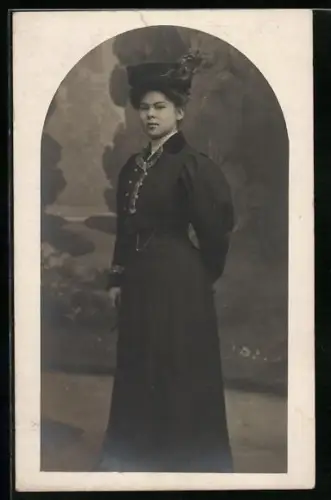 Foto-AK Elegante Dame in einer Studiokulisse