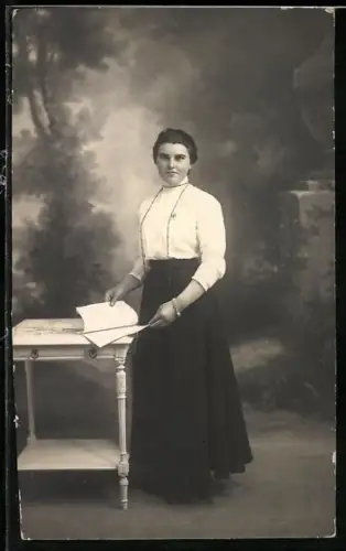 Foto-AK Elegante Dame mit Zeitung in einer Studiokulisse