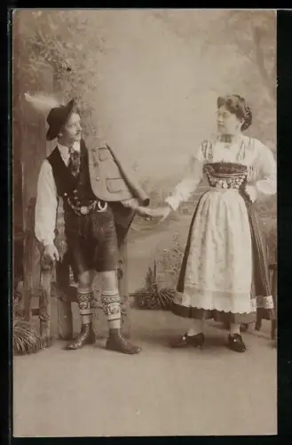 Foto-AK Paar in Tracht in einer Studiokulisse